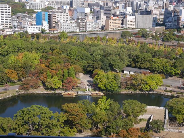 大阪城天守閣の展望台から見た眺め、内堀と御座船
