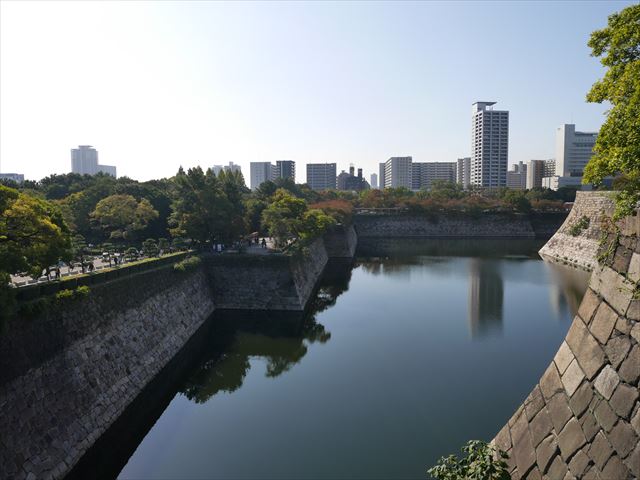 大坂城「玉造口」の石段上部から外堀を望む