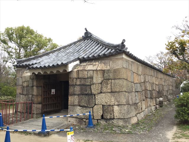 大阪城の重要文化財「焔硝蔵」