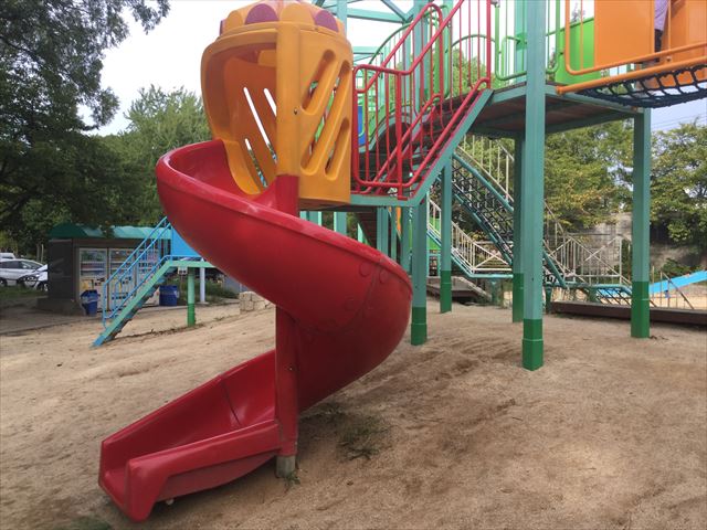大阪城公園の遊具広場「子供天守閣」渦巻き滑り台