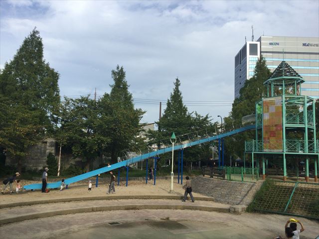 大阪城公園の遊具広場「子供天守閣」ローラー滑り台