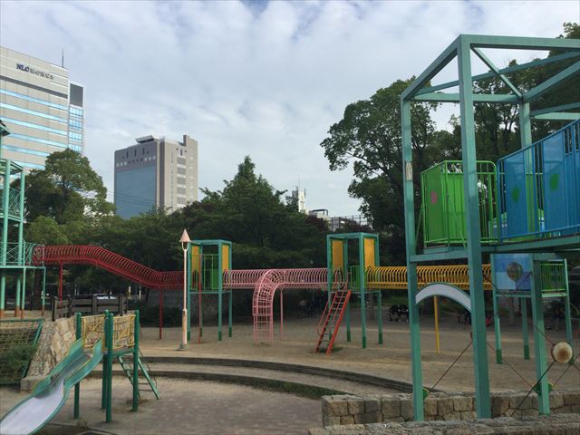 大阪城公園の遊具広場「子供天守閣」スプリング状のトンネルが続く