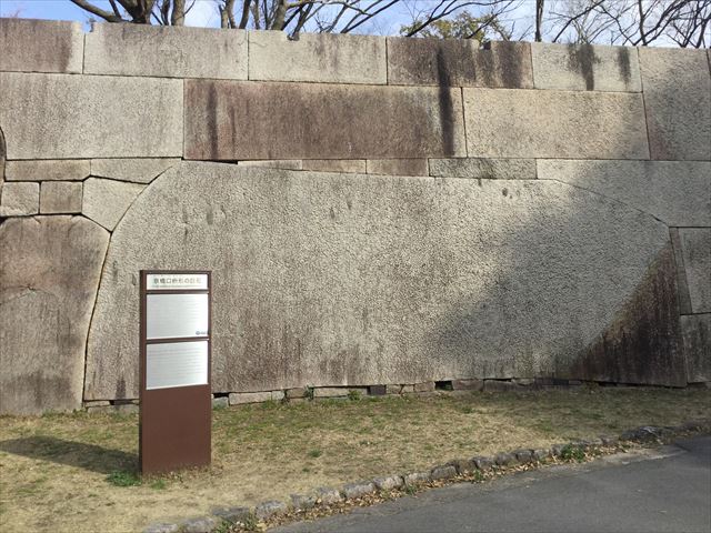 京橋口桝形の巨石